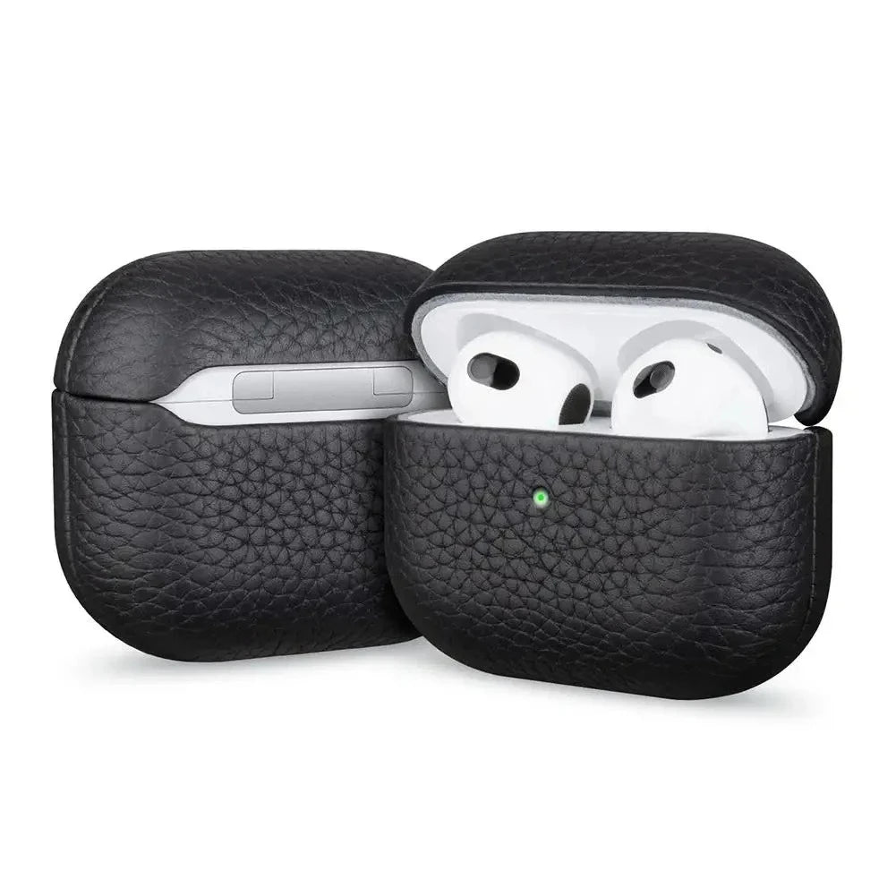 Fundas de cuero para AirPods Pro elegantes y resistentes en color negro con audífonos dentro.
